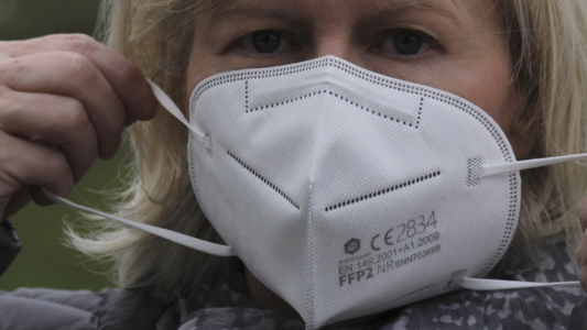 Frau mit Atemschutzmaske FFP2