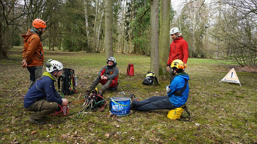 Vergrößerung des Bildes für Eine Gruppe Männer mit Schutzausrüstung im Wald. .