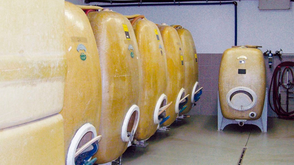 Vergrößerung des Bildes für In einem Lagerraum stehen mehrere große gelbe Kunststoffbehälter zur Weinlagerung..