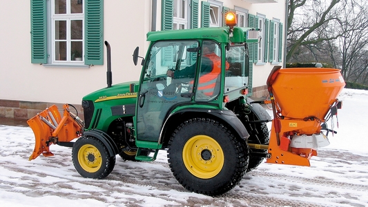 Traktor mit Räumschild und Salzstreuer