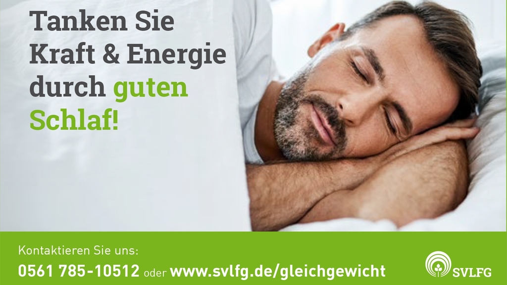 Postkarte, die einen schlafenden Mann zeigt,  mit dem Schriftzug "Tanken Sie Energie und Kraft durch gesunden Schlaf"