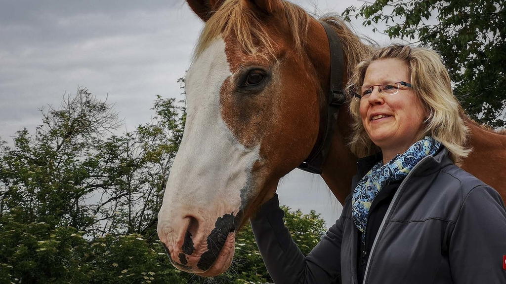Landwirtin Ina Fischer mit Pferd