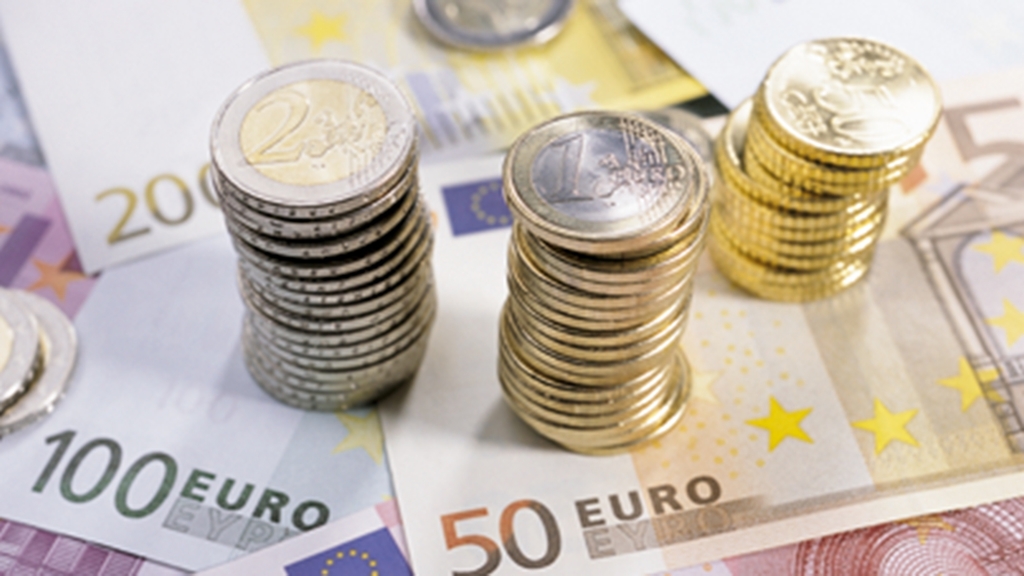 Vergrößerung des Bildes für Euro-Geldscheine und gestapelte Euro-Münzen.