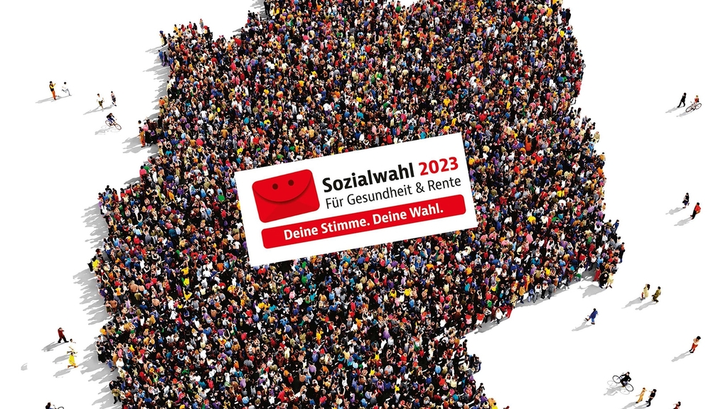Vergrößerung des Bildes für Menschenmenge von oben fotografiert zeigt den Umrissen von Deutschland, darüber ist das Logo zu sehen mit dem Titel "Sozialwahl 2023 - für Gesundheit und Rente. Deine Stimme. Deine Wahl".