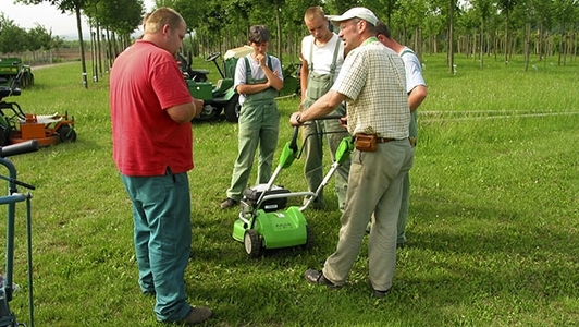 Personen bei der Unterweisung Grünpflege