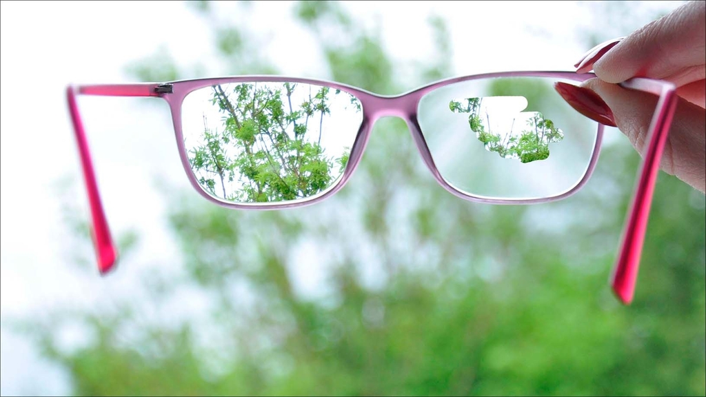 Brille mit unklarer und klarer Sicht